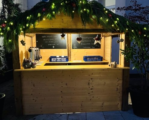 Punschhütte im gARTen des Hotel Der Wilhelmshof in Wien bei weihnachtlicher Beleuchtung