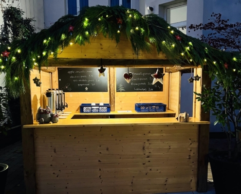 Punschhütte im gARTen des Hotel Der Wilhelmshof in Wien bei weihnachtlicher Beleuchtung