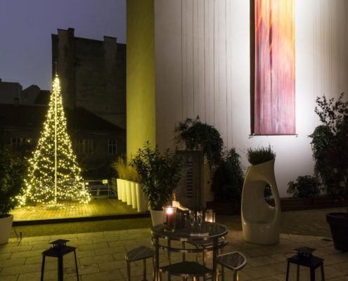 Weihnachtliche Stimmung im Innenhof des Hotel Der Wilhelmshof mit Punschhütte
